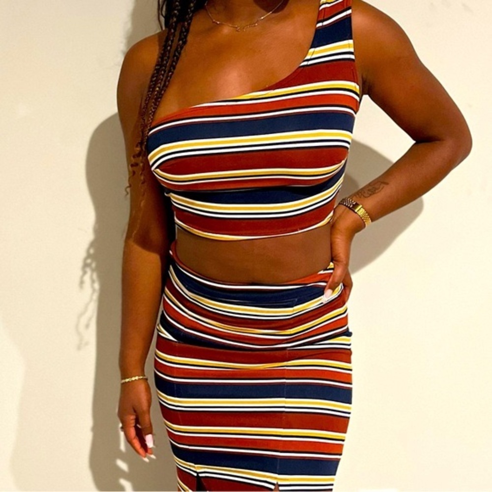 TIFFANYSLABEL ONE SHOULDER STRIPE TOP W/ SLIT SKIRT SET